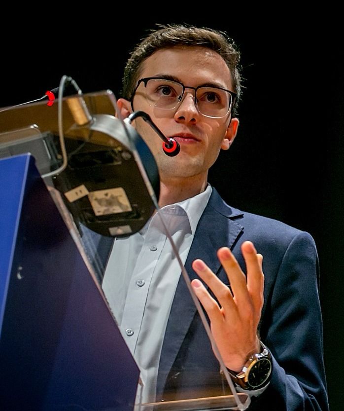 Victor Violani, escritor, durante uma palestra.